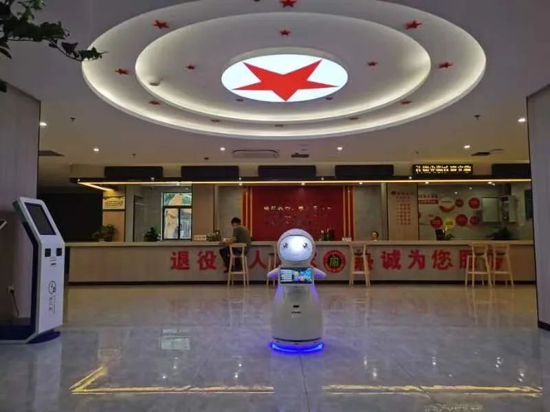 小雪機(jī)器人在“南昌市退役軍人服務(wù)中心”，...