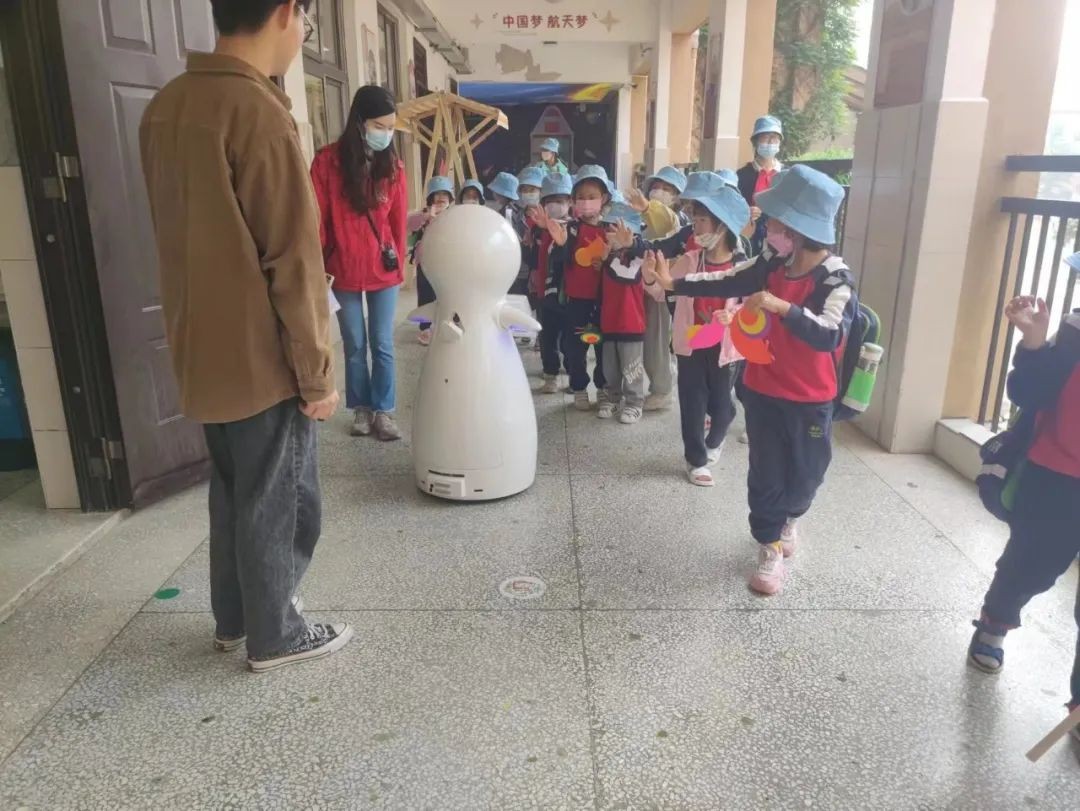 小雪機(jī)器人 新任“青園中信小學(xué)”小小輔導(dǎo)...