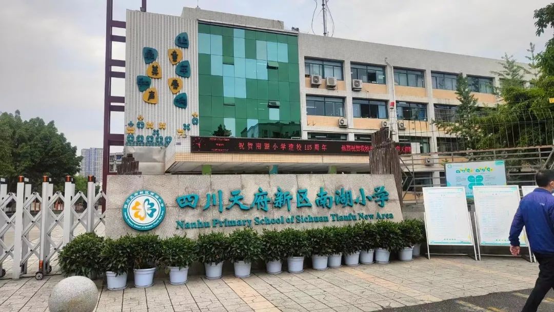 穿山甲智能機(jī)器人，引領(lǐng)未來教育~