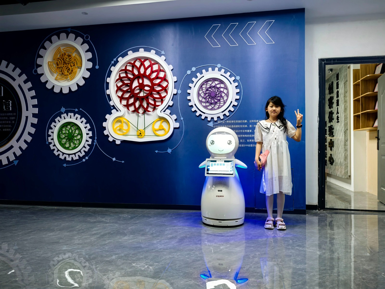 邯鄲展覽路小學科普新紀元：小雪機器人引領...