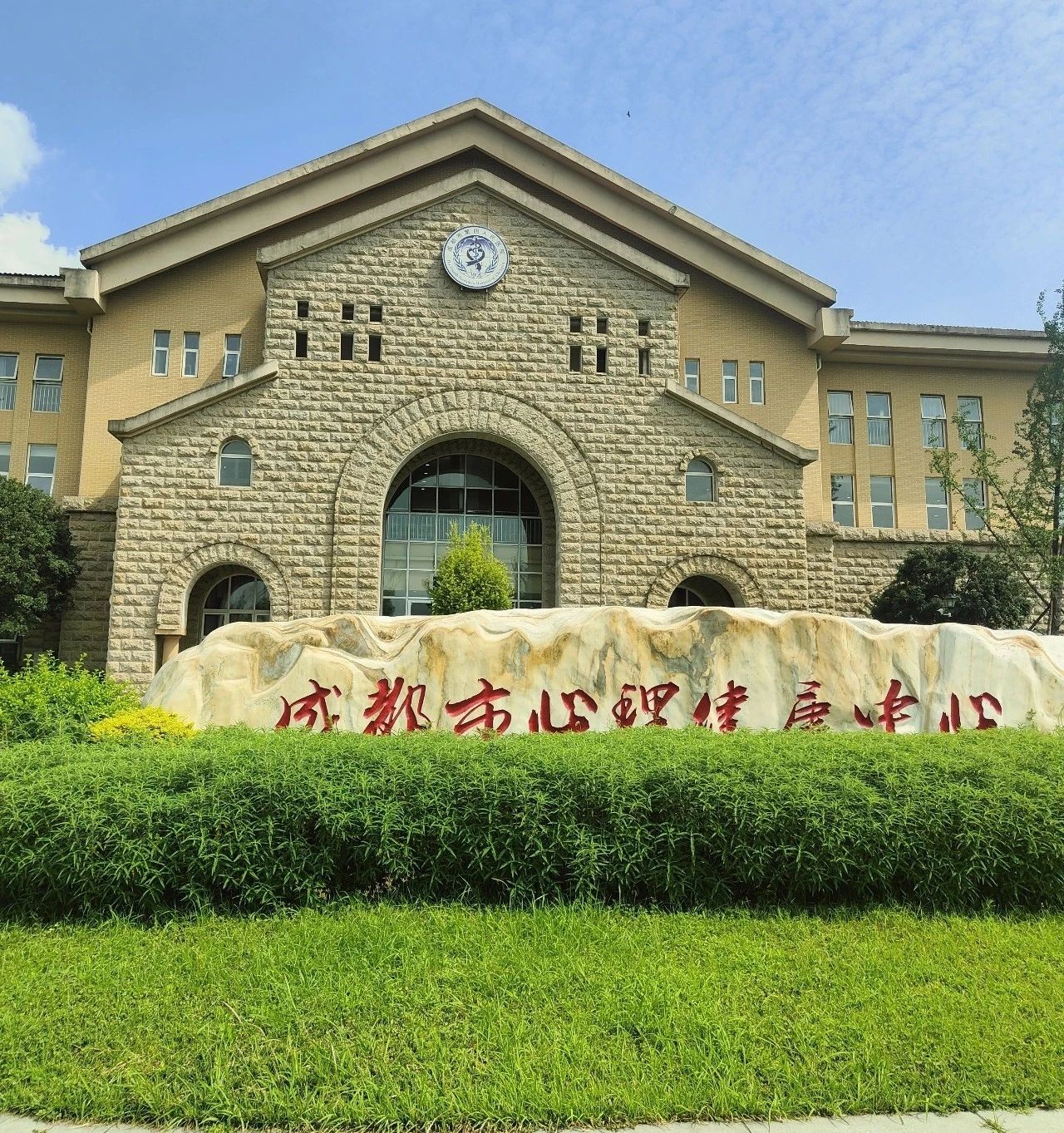 智能溫情，艾米迎賓機(jī)器人引領(lǐng)未來醫(yī)療新體...
